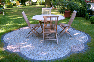 Gepflasterte Sitzfläche im Garten.